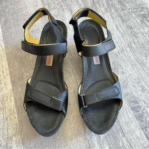 Tsubo Leather Wedges Ankle Strap Sandals Size 10 Black